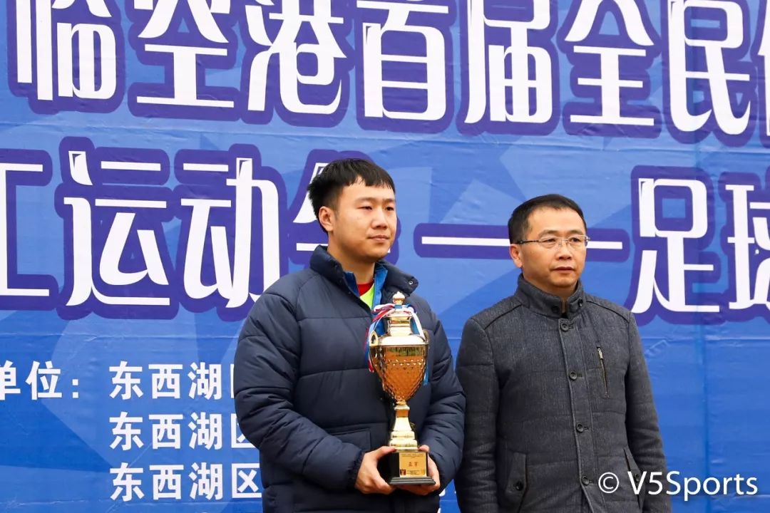 卓尔队长助阵“临空港杯”流浪者“破咒”夺冠