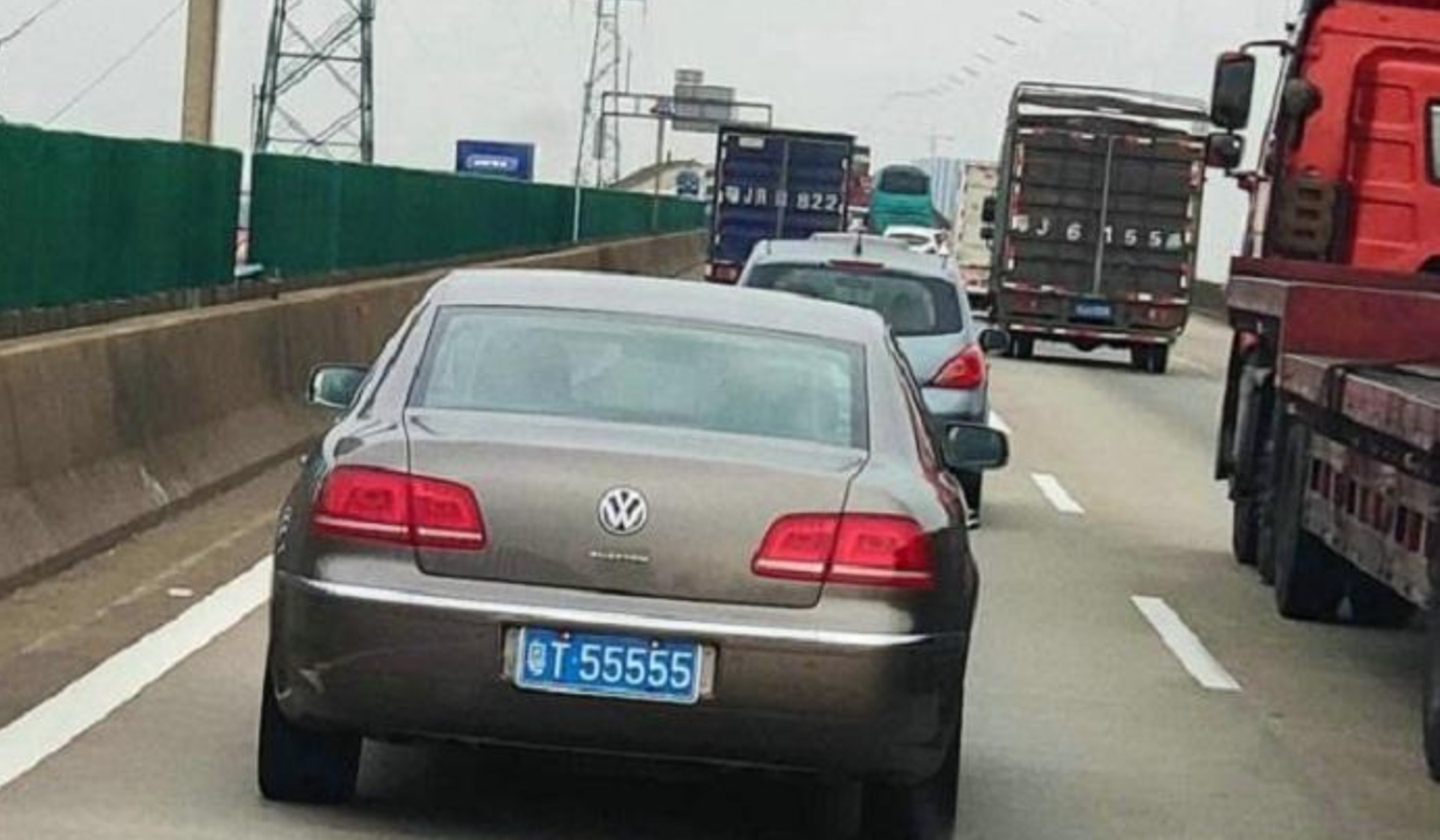 广东一辆破大众火了，挂“55555”车牌被吐槽，车主：我这车170万