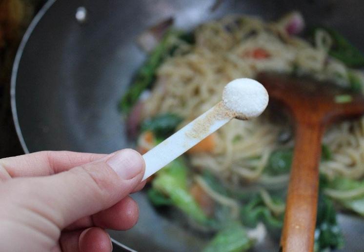 宝宝过早吃盐能引起肾病吗,吃盐多伤肾还是吃少了伤肾