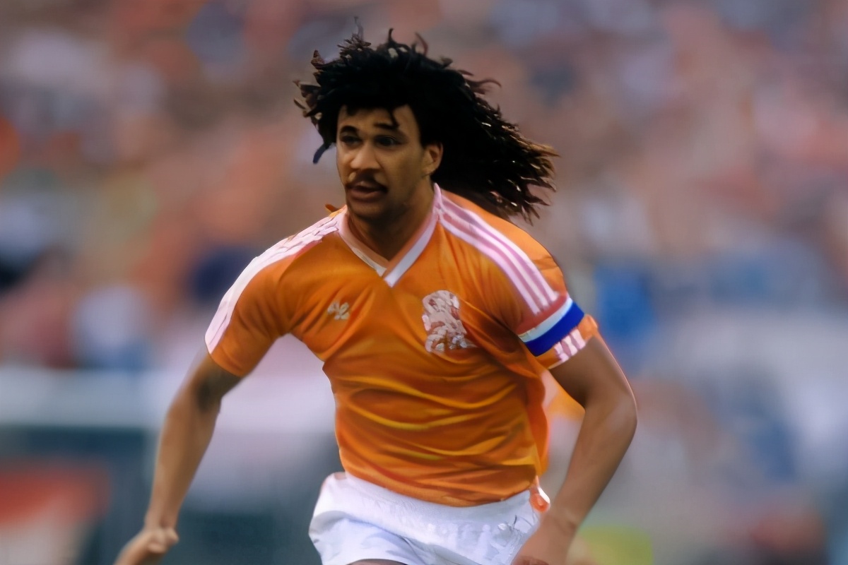 穿十号球衣的球星有哪些,身披20号球衣的足球明星