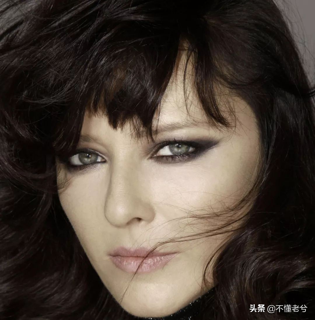 汤姆福特和迪奥哪个眼影盘好,汤姆福特20号眼影教程