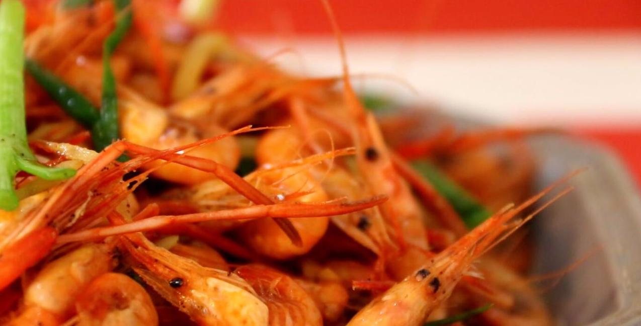 油炸小河虾又是一道美味的下酒菜,上海正宗油爆小河虾的酱汁怎么调