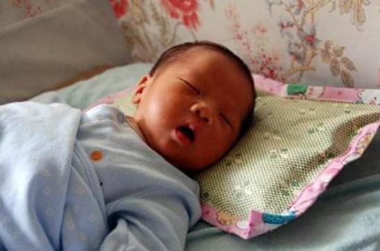 小孩老是蹬被子嫌热是怎么回事,宝宝睡觉脚心热蹬被子什么原因