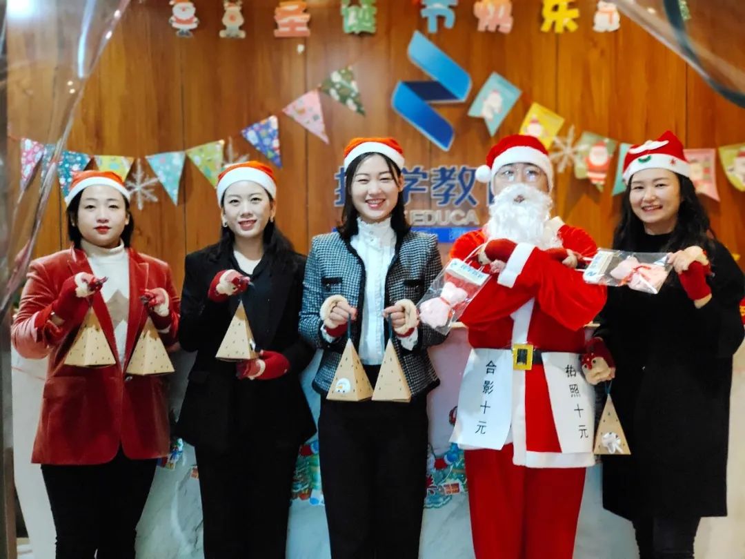 福利来袭！圣诞老人“空降”择学教育派发礼品
