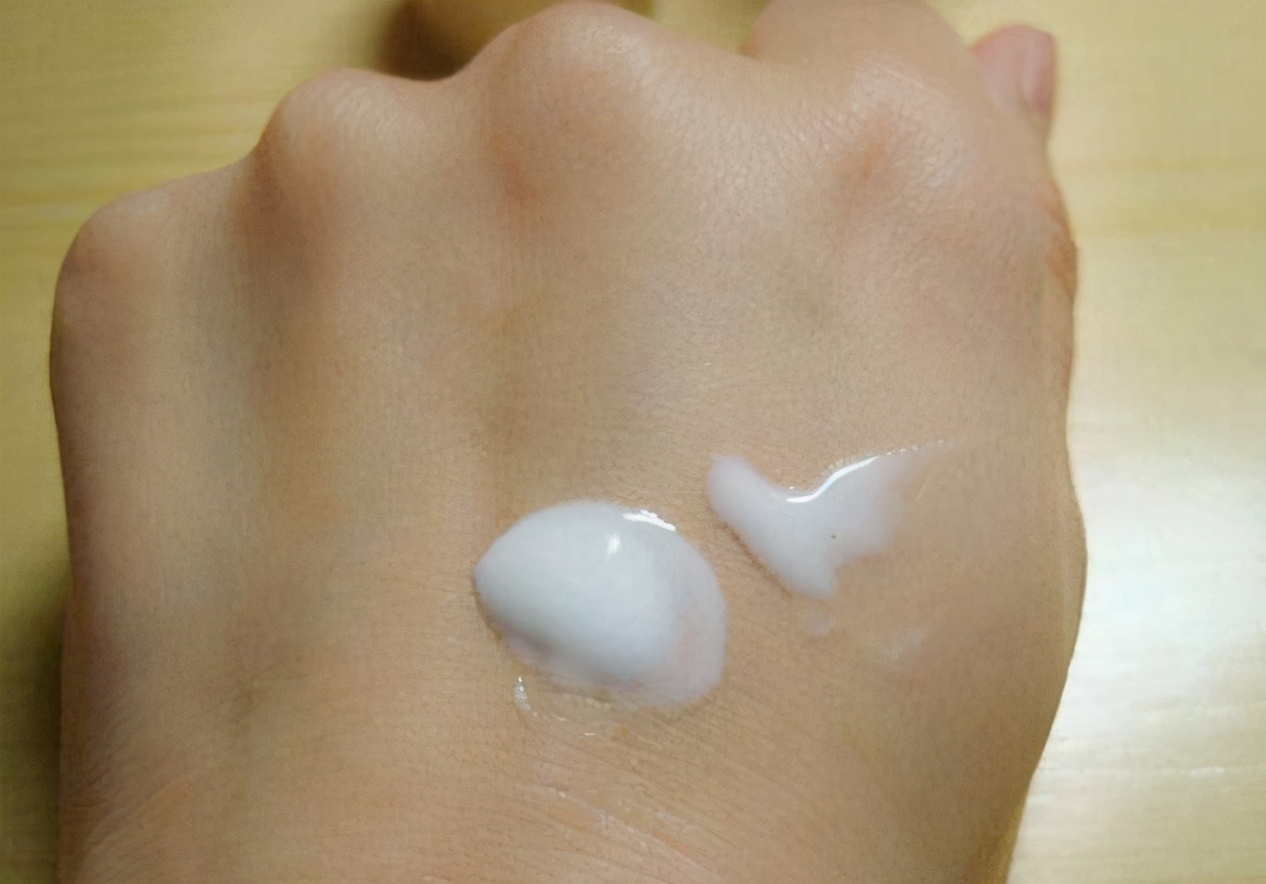 擦乳液都觉得油怎么回事,擦乳液感觉粘粘的