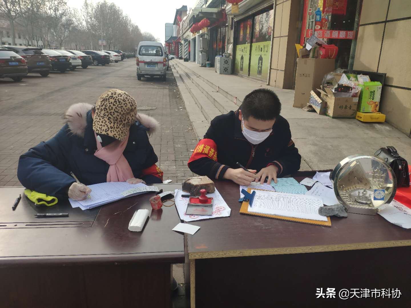 社区党员干部抗击疫情防控,党员下沉社区疫情防控宣传报道