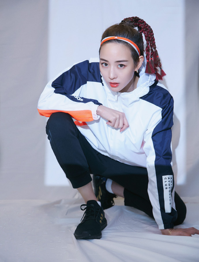 张钧甯穿白色运动服配黑运动裤帅气时尚很有型，运动服也能这么美