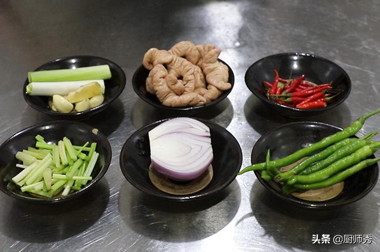 鹏厨教你干锅肥肠的正确做法,香辣过瘾又不腻,收藏起来过年试试