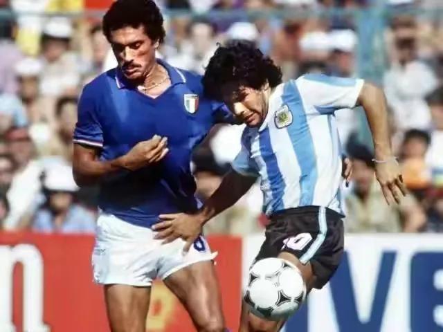 回顾球王马拉多纳,一代球王马拉多纳传奇