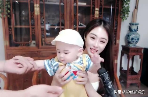 女主播在李二狗家中直播，抱着孩子出镜露脸，澄清并非是他的孩子