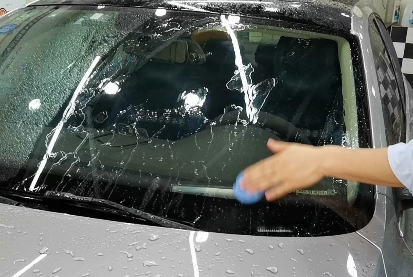 汽车前挡玻璃镀膜玻璃和普通玻璃,汽车前挡风玻璃镀膜刮不干净怎么办