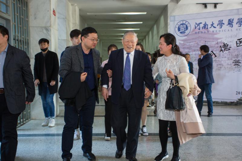 张效房:如何在生活中接受母校教育