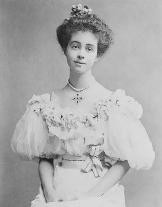 她是美国最有钱的女人，却无性无爱多年，最终出轨，轰动英国贵族