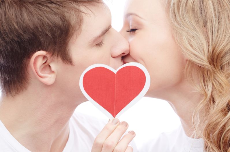 艾滋病亲吻会传染艾滋病吗,与艾滋病患者接吻会感染艾滋病吗