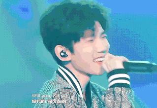 王源唱歌破音笑得合不拢嘴,王源唱歌被粉丝接直接吓出表情包