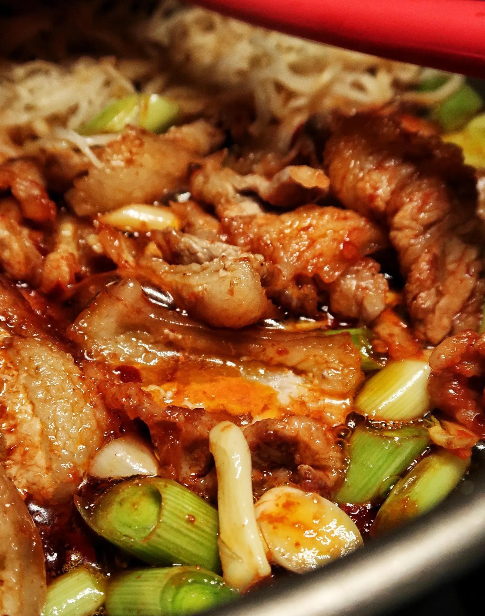 那些粗剌剌的萝卜条子，在凛冽的冬日喝上三四天的风，就蔫瘦了。