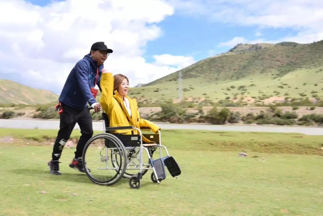 她3岁惨遭父母抛弃,无腿女孩截肢后被父母狠心遗弃