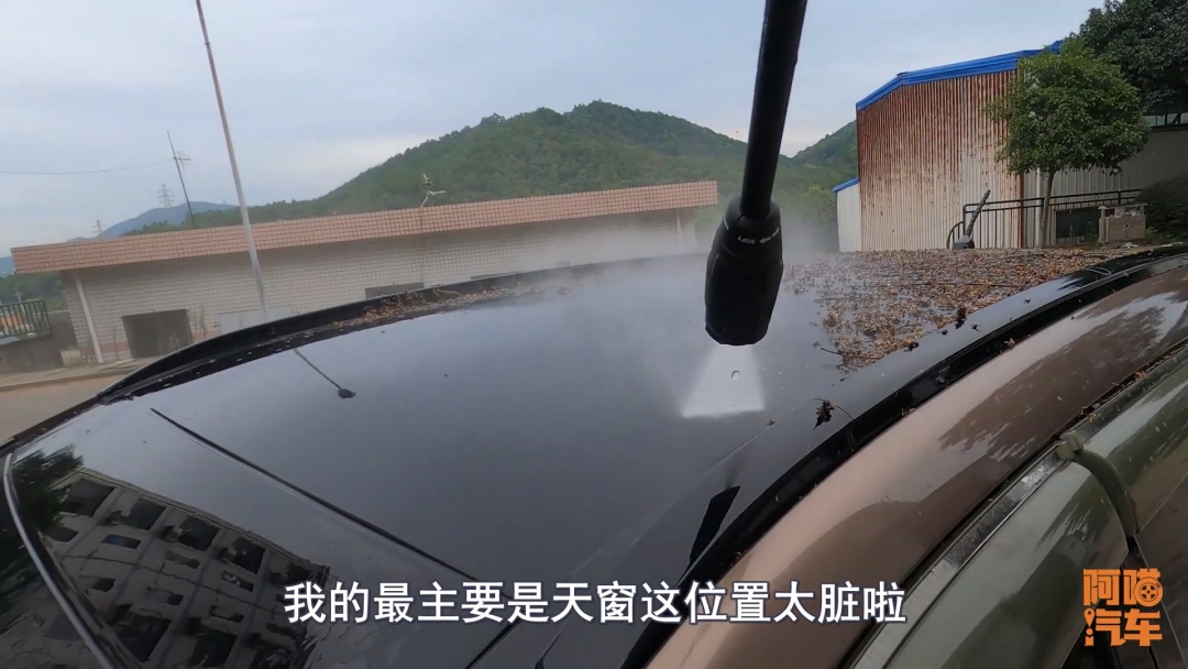 车子半个月没洗了,车子没开几天就脏了