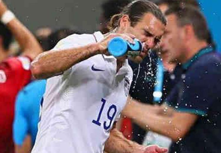 为什么足球运动员喝水把水吐出来,为什么足球运动员喝水要吐出来