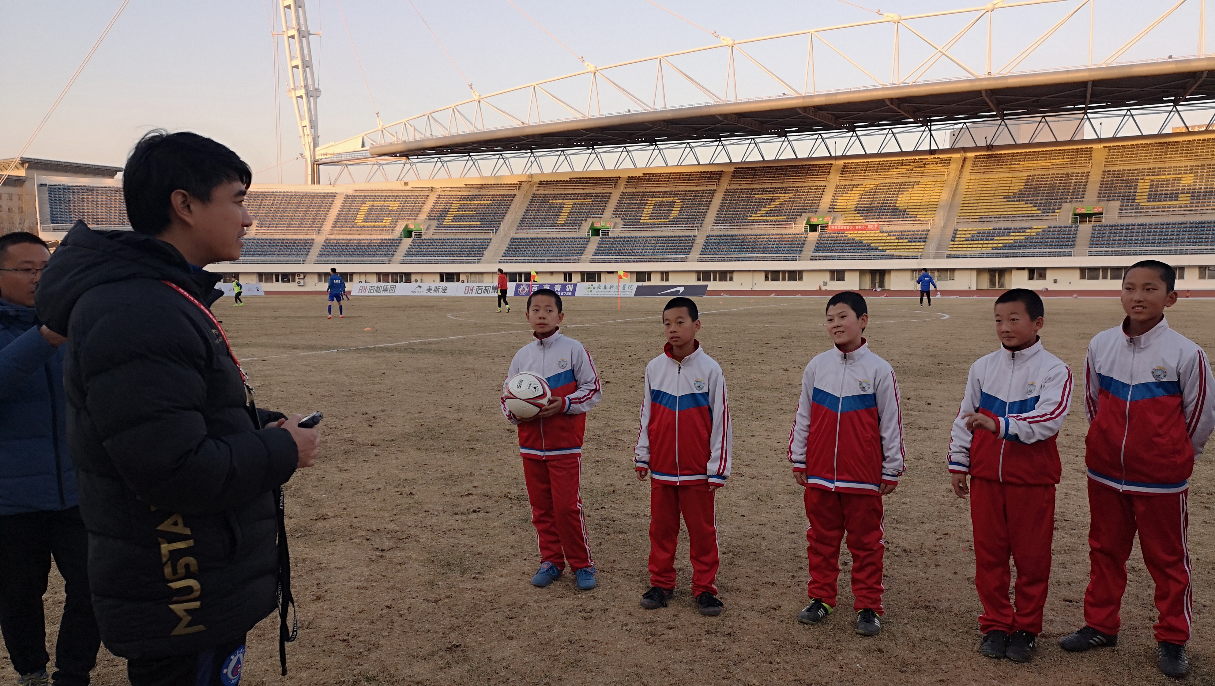 村小足球队第一次踢草皮场，小球员们兴奋地说，这个摔倒不疼