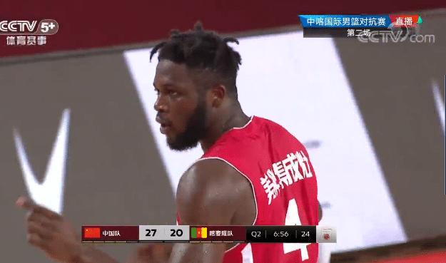 过分！故意撞王哲林还不够，随后做出违体动作，喀队4号输球输人