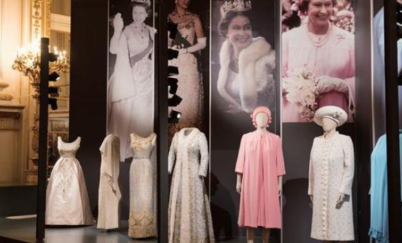 英国女王一生穿过的衣服展览,94年女人的衣服
