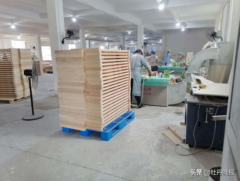 天气炎热车间忙得热火朝天,赶工期忙的热火朝天