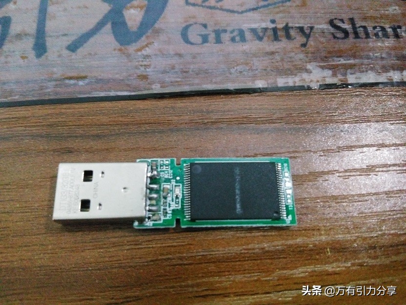 拆解一个双接口u盘,铠侠u盘32g拆解