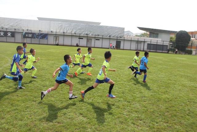 昆明青少年足球暑假培训班,昆明暑假儿童足球训练营封闭式
