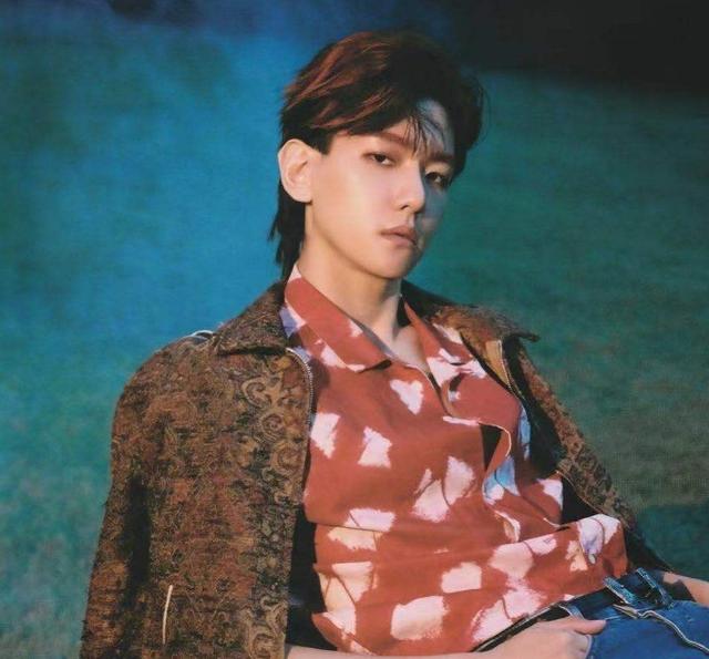 边伯贤理想型红衣黄裤,17年边伯贤黑西装舞台