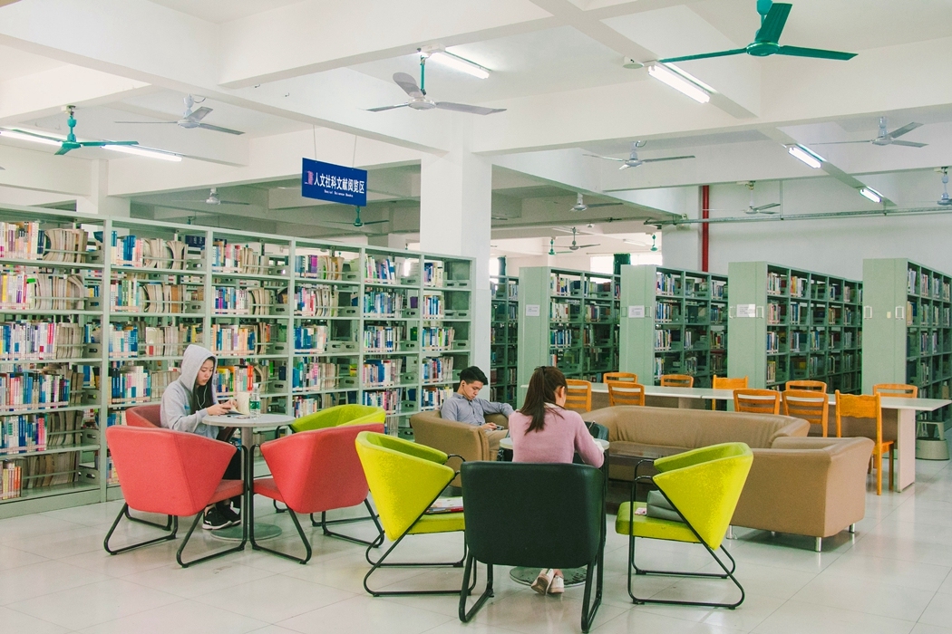 广州商学院大讲堂,求真立信笃行