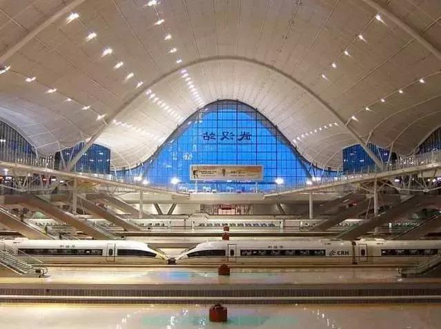 鎴戜滑鐨勮蹇嗘濡備竴鏉℃祦鍔ㄧ殑澶ф渤,绌垮煄璁板繂