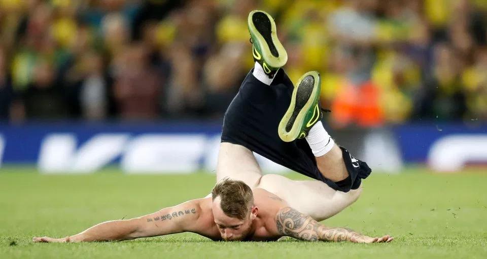 疯狂裸奔！球队4-0失利球迷裸奔为球队制造中场阻截铁粉