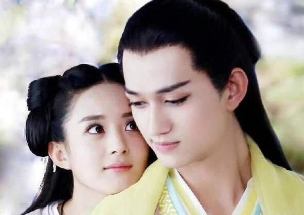 爱情是浪漫而又美好的事,爱情应该是快乐且美好的