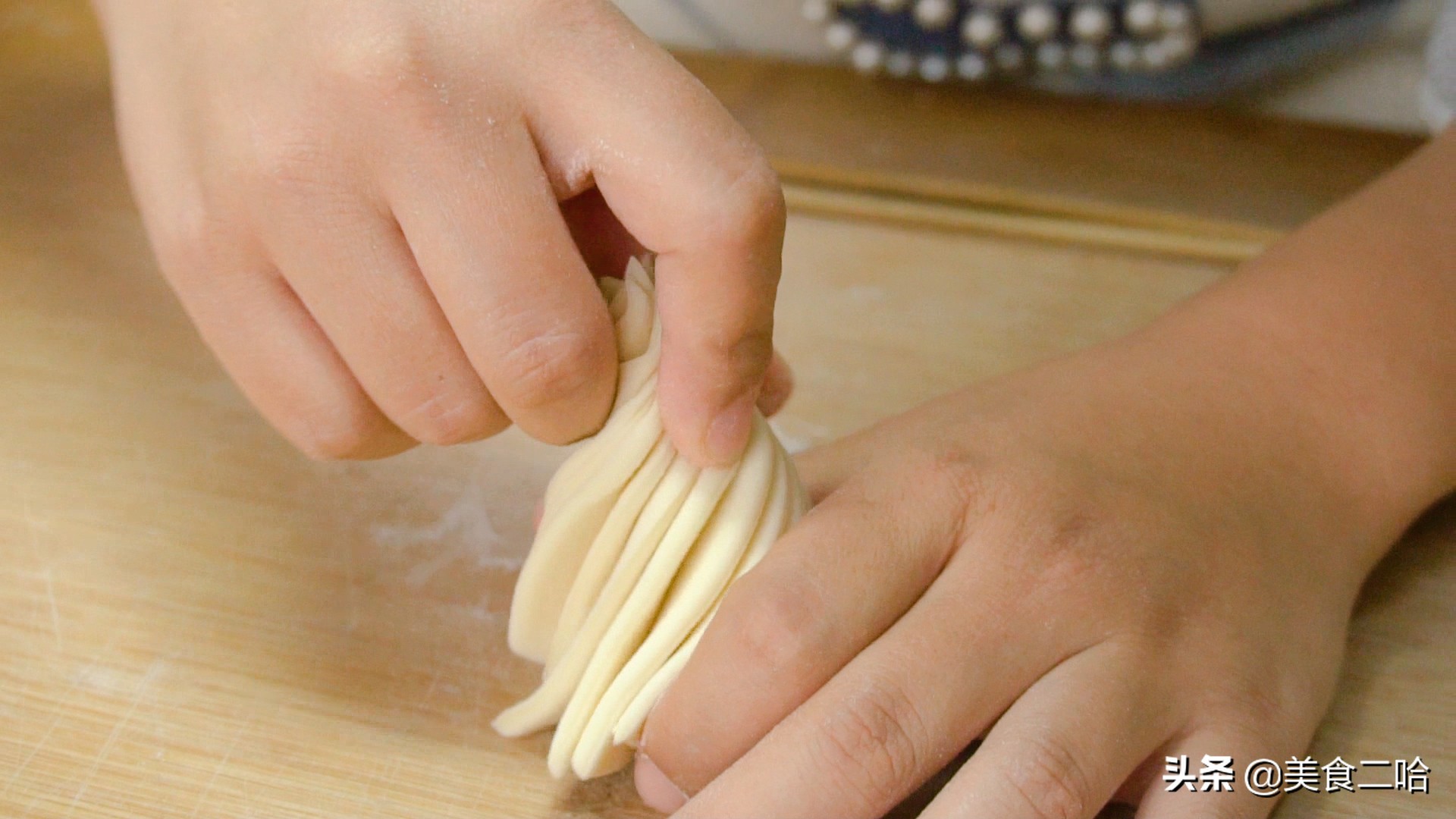 “二十八，蒸枣花”，过年教你做千层枣花馍，招待客人倍有面儿