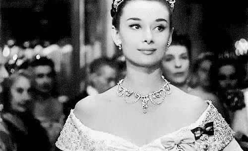 英国有赫本美国有梦露,赫本和玛丽莲梦露颜值巅峰