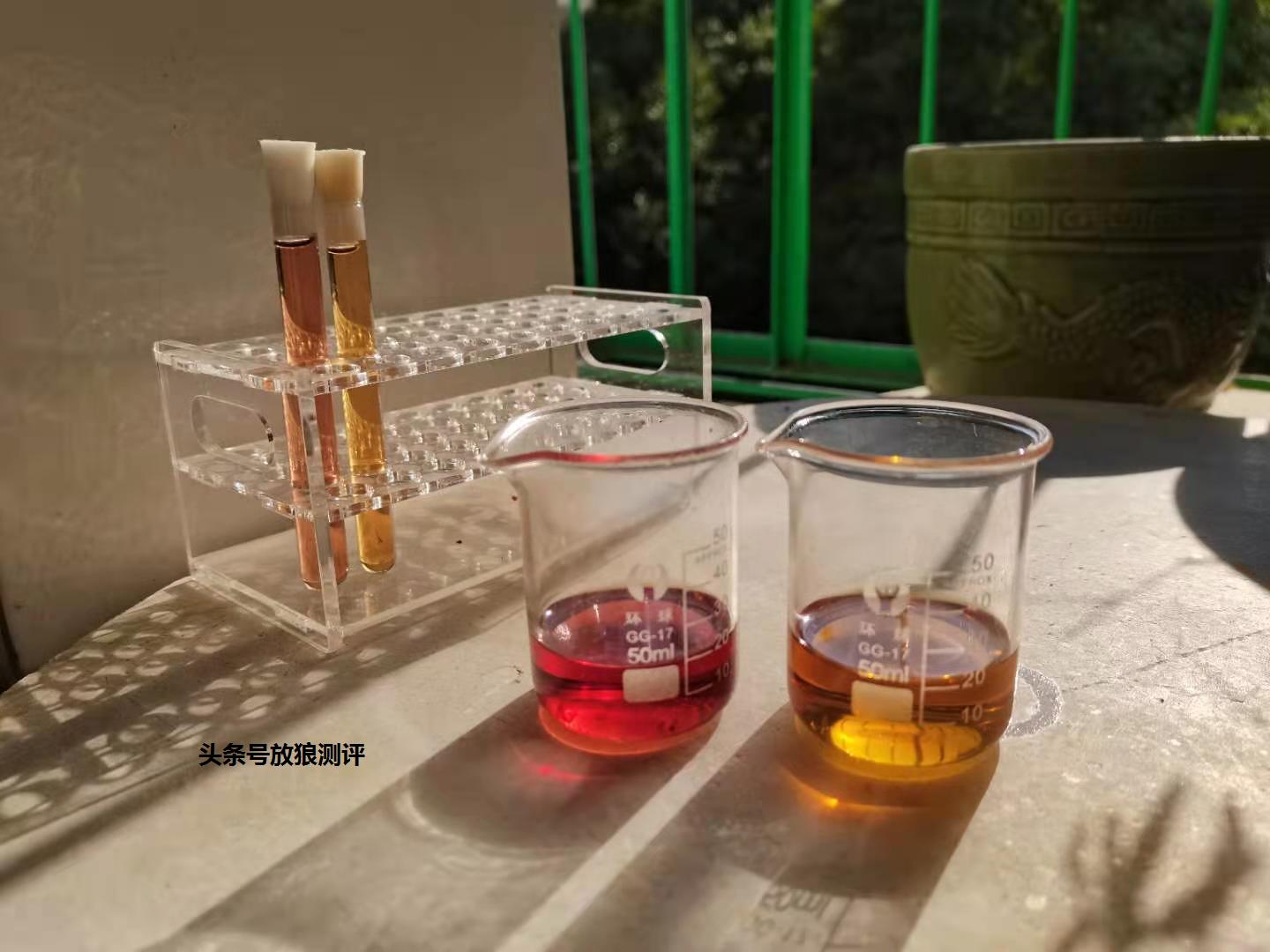 黄壳机油用段时间就发红了正常吗,机油灯亮了红色必须马上换机油吗