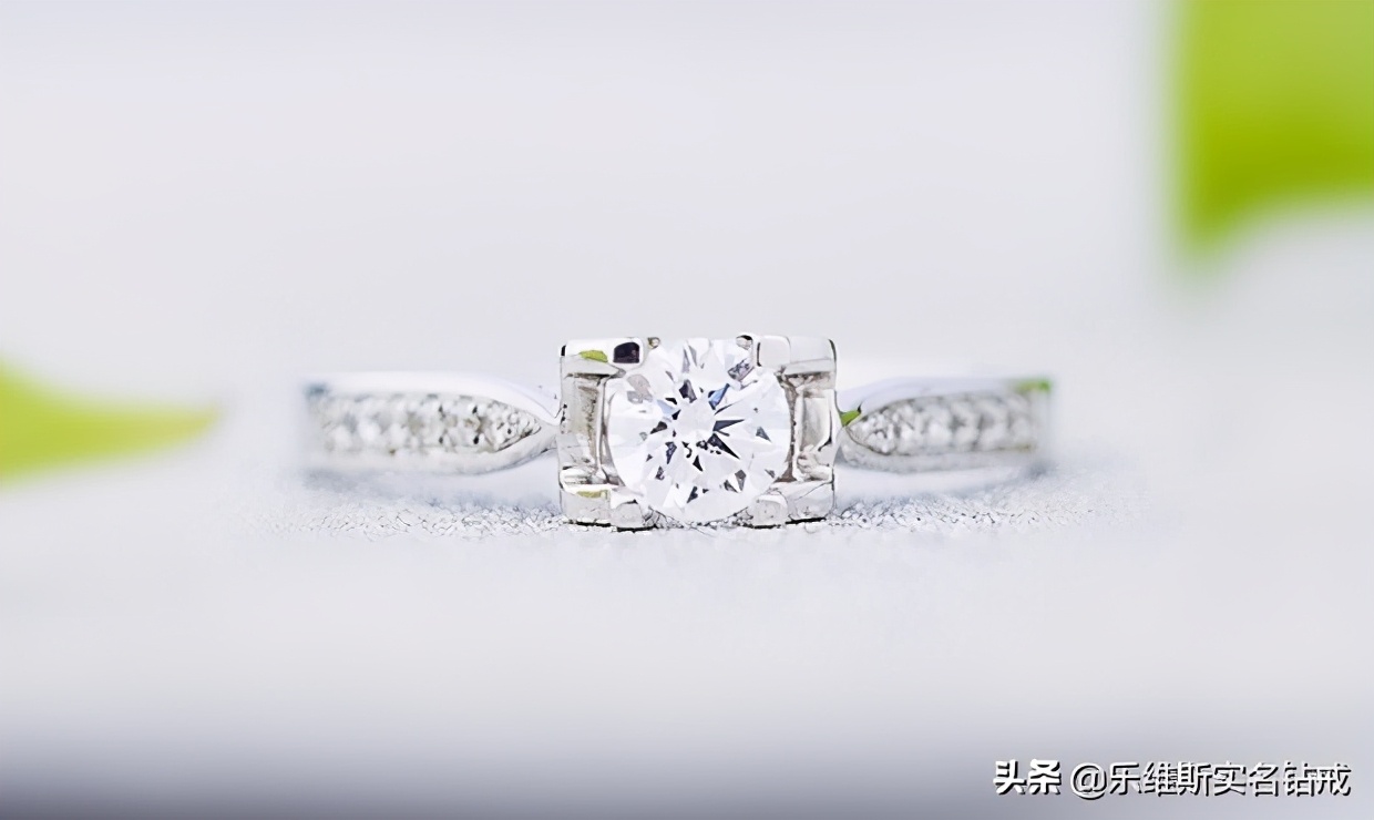 钻戒一般结婚买还是订婚买,订婚买的钻戒一般多少钱