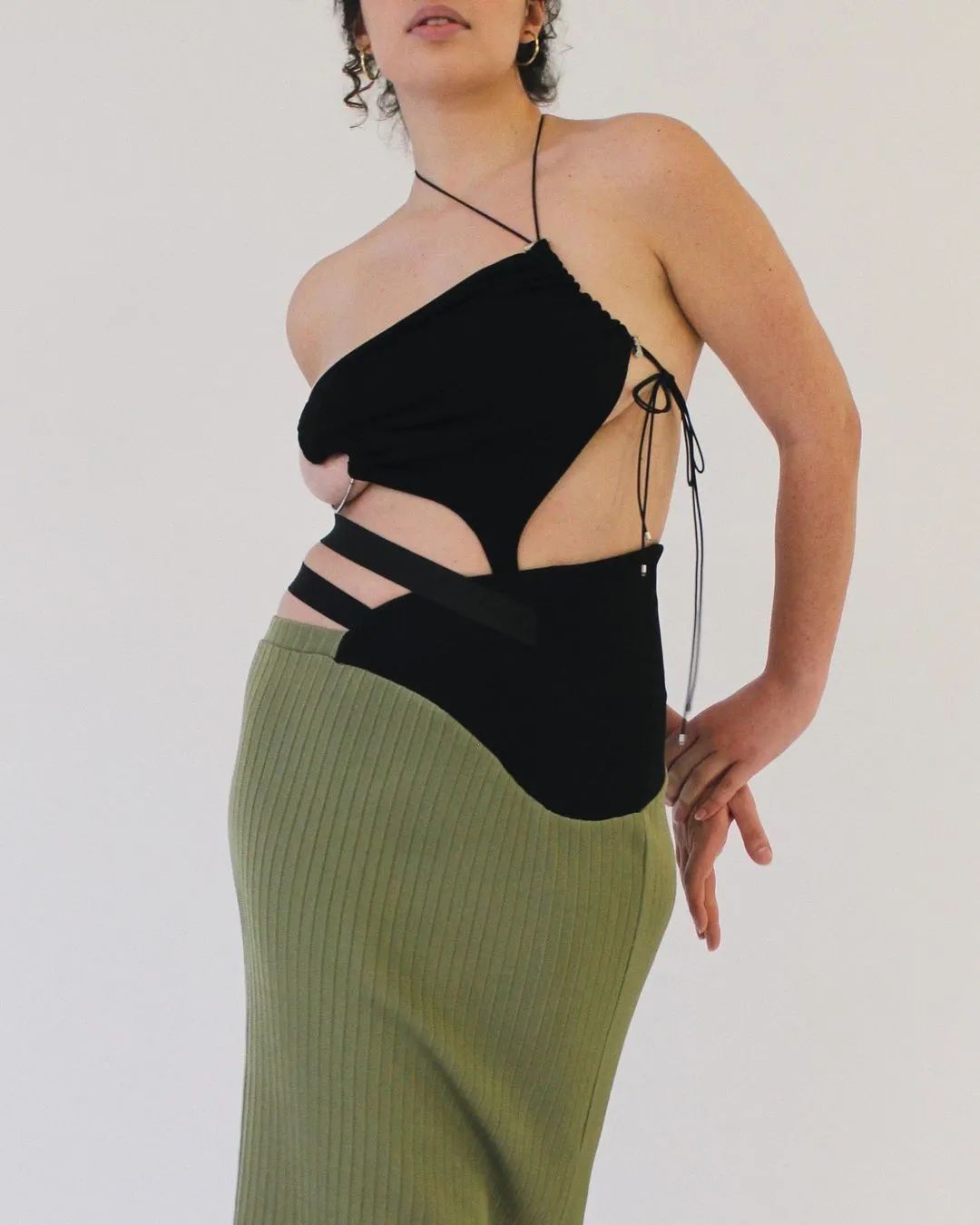 为什么卡戴珊喜欢穿皮衣,卡戴珊紧身衣对身体有危害吗