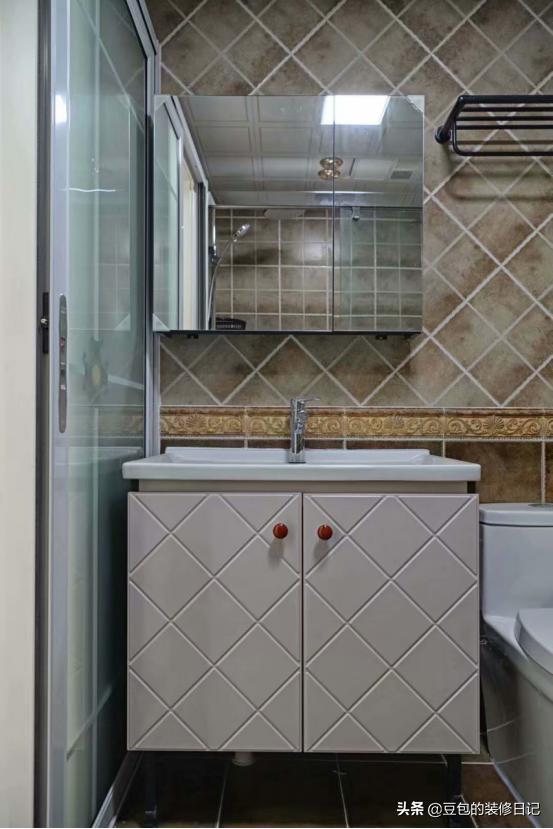 卫生间镜柜半开放好还是全镜面好,卫生间挂墙镜柜选什么材质的好