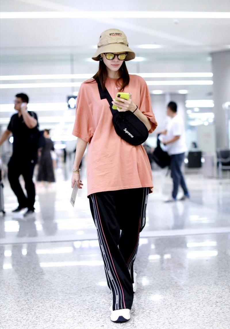 斜挎包包时髦且减龄,真正的时尚包包