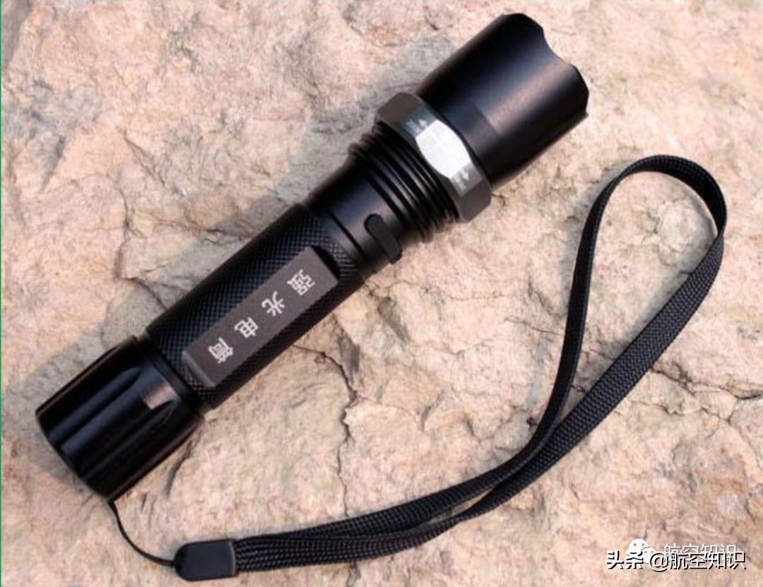 想了解飞行员？可以先从他的包入手