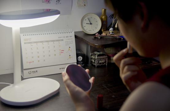 momax无线充电台灯怎么用,momax无线充电美妆镜台灯