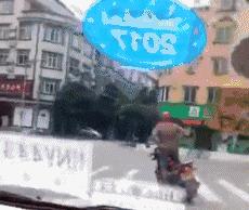 搞笑gif趣图兄弟们来跟我一起摇摆,大哥搞笑动图gif