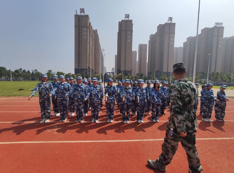 青春在磨砺中成长新高一军训,青春飞扬军训