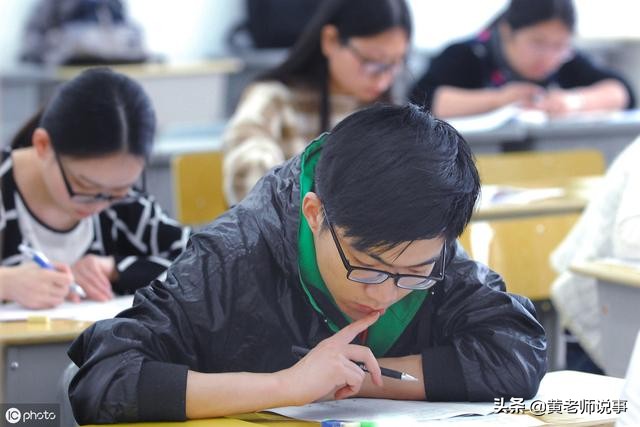 公务员薪资待遇与个人发展选择,看一下公务员的工资是多少