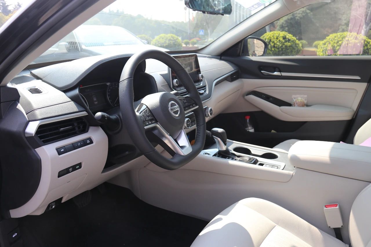 最新款天籁和第七代天籁对比,16万日系两厢车