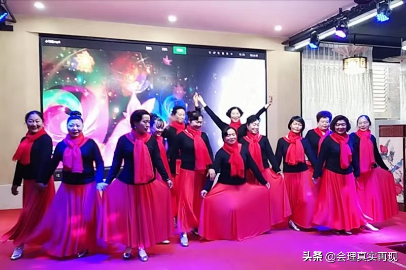 四川会理几百人涌向龙腾小区，小区人真好奇，到底发生啥事了？