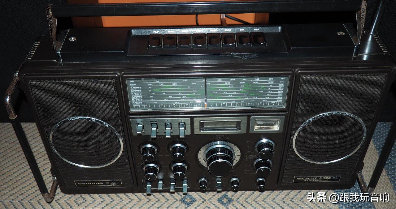 这是一款80年代根德公司推出的Satellit2400SL多波段便携式收音机