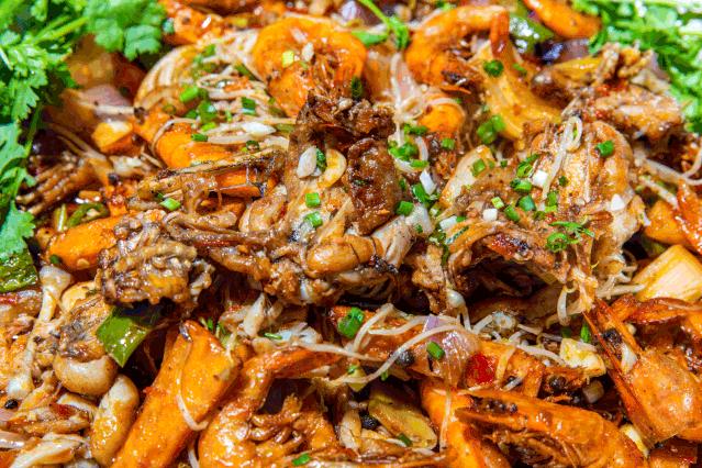 昆明风情街美蛙鱼头,昆明廖姥爷美蛙鱼头火锅